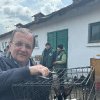 Gheorghe Flutur încurajează crescătorii de animale. El a cumpărat o pereche de iepuri de rasă Rex Dalmatian de la târgul de animale in Ițcani