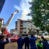 Incendiu la un bloc de locuințe din Rădăuți. Locatarii celor două scări au fost evacuați. Pompierii lucrează cu 10 autospeciale (foto)