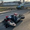 Motociclist de 21 de ani grav rănit după ce a intrat în mașina condusă de o șoferiță la Rădăuți