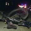 Puștan de 17 ani care a traversat brusc pe bicicletă o trecere de pietoni din Rădăuți pe culoarea roșie a semaforului, proiectat pe asfalt de o mașină care circula regulamentar
