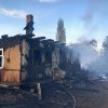 Un incendiu de proporții a cuprins două gospodării din Comănești. Un bărbat a fost transportat la spital