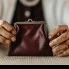 Gestul extrem la care a recurs o pensionară care nu şi-a mai putut plăti datoriile | Femeia a fost victima unei înşelătorii