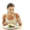 Femeile singure mănâncă mai mult și mai prost. Cum le îndeamnă creierul spre alegeri nesănătoase