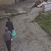 (Video) Momentul în care o femeie este tâlhărită pe strada Gheorghe Doja