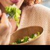 Ce să iei cu tine pentru prânzul de la muncă? 5 REȚETE de salate sănătoase pentru pachet