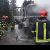 Incendiu pe DN 13 B în Harghita: Cabina unui autocamion încărcat cu lemne a luat foc