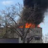 Incendiu violent pe acoperișul unui bloc din Focșani. Locatarii au ieșit panicați în stradă