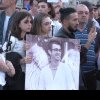 Protest de solidaritate în Piața Victoriei, pentru tinerii uciși de șoferul drogat. „Sunt mai multi tineri în țară ca Sebi si ca Roberta și mai puțini decât Vlad Pascu”