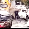 A scăpat la milimetru. Un bărbat s-a ales doar cu o sperietură, după ce două mașini s-au ciocnit lângă el, într-o intersecție, în China | VIDEO