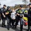 Activista Greta Thunberg a fost reţinută de poliție, la Haga, în cadrul unei manifestații, când încerca să blocheze o autostradă | VIDEO