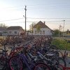 Imagini cu zeci de biciclete în fața unei școli dintr-o comună din Arad, unde autoritățile spun că jumătate dintre elevi pedalează