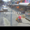 Mai multe mașini sunt la un pas să cadă în „crater”, iar un motociclist și fetița lui sunt salvați în ultima clipă, după ce o stradă s-a surpat, în Thailanda | VIDEO