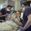 Medicii din SUA au reușit o operație de transplant al unui rinichi de porc și de montare a unui dispozitiv cardiac, prelungind viața unei femei care nu mai avea alte opțiuni | VIDEO