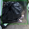 Momentul în care un hoț înfășurat într-un sac de gunoi sustrage un pachet de pe veranda unei case din Sacramento. Ce a furat