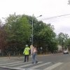 O femeie a fost amendată cu 495 de lei în Bacău pentru că a încercat să traverseze strada ignorând semnalele unui poliţist rutier. VIDEO