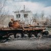 Pe fondul penuriei de obuze, dronele ieftine ale Ucrainei decimează tancurile rusești: au distrus 66% din acestea, potrivit unui oficial NATO