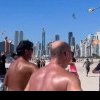 „Ploaie de bani” pe o plajă din Brazilia. Influencerița Bel Ponciano a aruncat bancnotele din elicopter | VIDEO