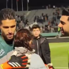 Portarul naționalei de fotbal a Iranului a fost suspendat și amendat, după ce a îmbrățișat o femeie fără hijab care intrase pe teren să-l felicite | VIDEO