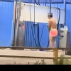 Un bărbat riscă o amendă drastică după ce a fost filmat făcând duș într-o spălătorie auto din Taipei | VIDEO