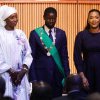 Un președinte, două prime-doamne. Proaspăt ieșit din închisoare, cel mai tânăr șef de stat al Senegalului a fost învestit în funcție în prezența celor două soții | VIDEO
