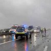 Un şofer a murit, după ce a intrat cu maşina în parapetul metalic dintre sensurile de mers ale autostrăzii A1. VIDEO