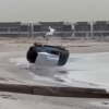 Un șofer a supraviețuit miraculos, după ce s-a răsturnat cu mașina pe o plajă din Kuweit și a fost aruncat în apă | VIDEO