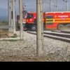 Video cu o mașină de pompieri care trece calea ferată și scapă miraculos de impactul cu un tren de călători, la Câmpia Turzii