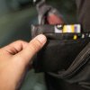 Tânăr zălăuan prins după ce a furat un portofel