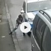 Individ, filmat cum taie cauciucul unei mașini de Poliție în plină zi