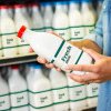 Lapte cu apă oxigenată și sodă caustică, în mai multe supermarketuri din Italia. Cum au aflat autorităţile de această manevră. Aşa este prelungit termenul de expirare