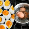 Ouăle se pun la fiert în apă rece sau caldă? Marea greșeală pe care o fac gospodinele 