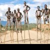 Mod de viață: oamenii din acest trib merg zilnic pe bețe înalte de trei metri
