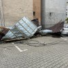 Acoperiș căzut pe o mașină, la Alba Iulia. Probleme și pe strada Orizontului