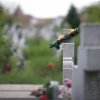Aproape 100 de cruci și monumente funerare, vandalizate într-un cimitir din Timiș