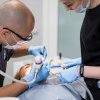 Extracțiile dentare în ortodontie. Ce trebuie să știi dacă ortodontul îți recomandă extracții dentare înainte de aplicarea aparatului dentar