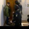 Percheziții domiciliare în Comănești. Un tânăr a fost arestat pentru tâlhărie