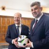 Ciolacu a primit de la Scholz mingea de la Euro 2024: Pasele între prieteni merg cel mai bine