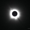 Fotografie virală: Un avion „taie” în zbor eclipsa totală de Soare