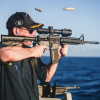 Marina americană a ajuns ținta ironiilor după o fotografie cu un comandant de navă care ține o armă cu luneta pusă invers