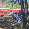 O mașină cu angajați ai ambasadei Indiei a fost lovită de tren pe Valea Prahovei după ce a rămas suspendată pe calea ferată