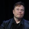 O româncă ale cărei inițiale sunt gravate pe bateriile Tesla îl acuză pe Elon Musk că a ascuns un defect al mașinilor
