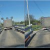Șofer filmat în timp ce doboară cu camionul o poartă de gabarit din Prahova. Polițiștii au deschis o anchetă
