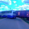 (foto) Un autobuz cu pasageri, de pe ruta Bălți-Pîrlița, lovit de un tren marfar la Fălești: Șoferul nu ar fi cedat trecerea locomotivei