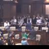 (live/update) Deputații, în ședință: Ansamblul Hecenii, prezent în Parlament, aplaudat de aleșii poporului