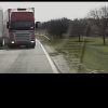 (video) A evitat impactul la mustață: Momentul în care un camion iese la depășire și e la un pas să strivească o mașină. Poliția l-a găsit