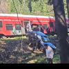 (video) O mașină cu angajați ai Ambasadei Indiei, spulberată de un tren la Brașov, după ce a rămas suspendată pe calea ferată