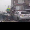 (video) Un BMW și o Toyota, boțite într-o intersecție din capitală: Poliția și ambulanța, la fața locului