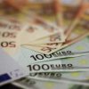 Doi angajaţi ai unei bănci, acuzați că au furat aproape 140.000 de euro din contul unui client