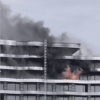 Incendiu puternic la fațada unui bloc în construcție