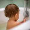 Un copil de doi ani s-a opărit după ce a umblat la robinet în timp ce mama îi făcea baie